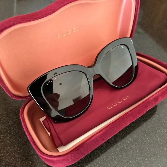 Gucci | Accessories | Gucci Sunglasses Barely Worn | Poshmark display picture 1